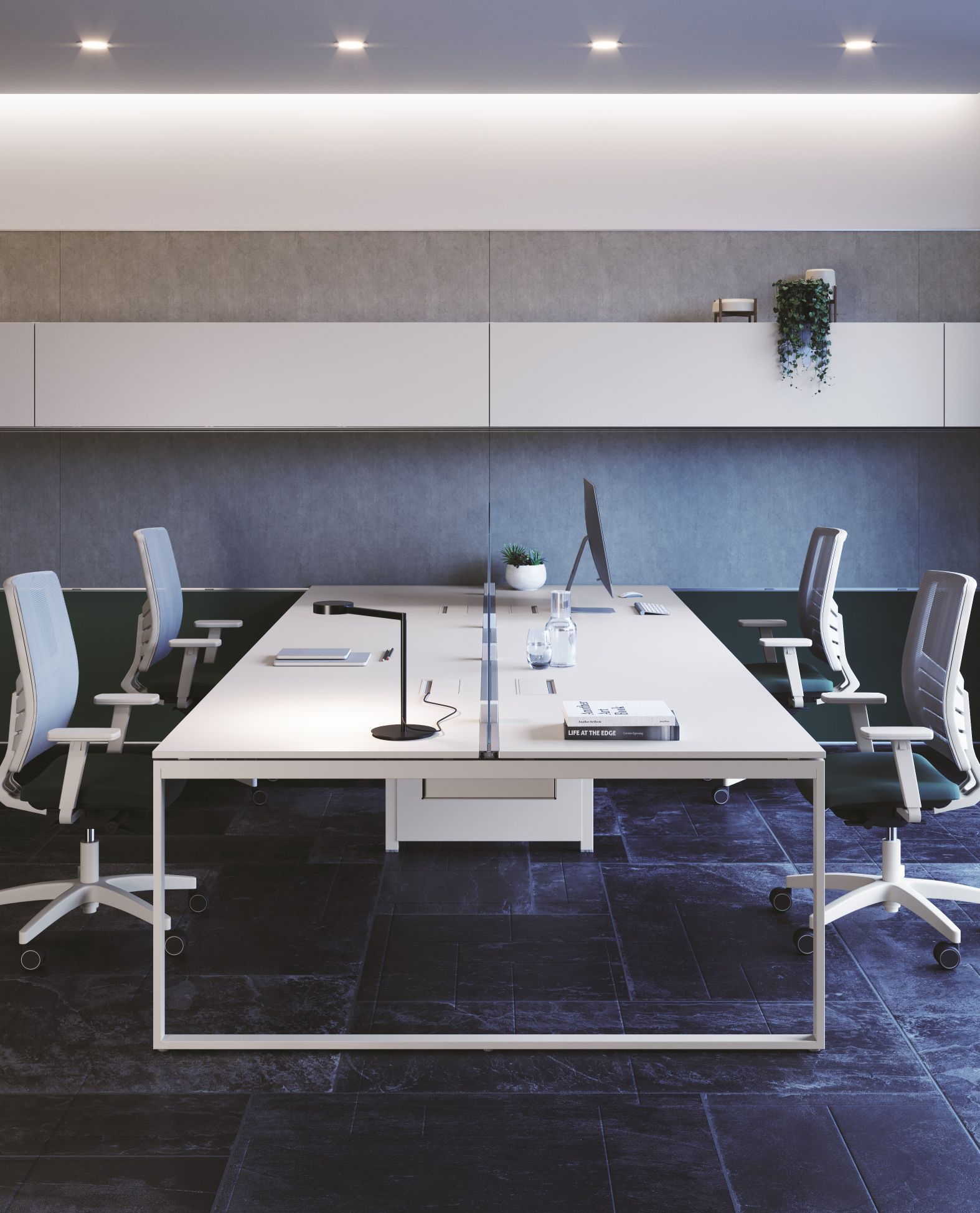 Heller Vierer-Schreibtisch Pop Square Frezza mit Bürostühlen in modernem Büro, ideal für Coworking und konzentriertes Arbeiten.