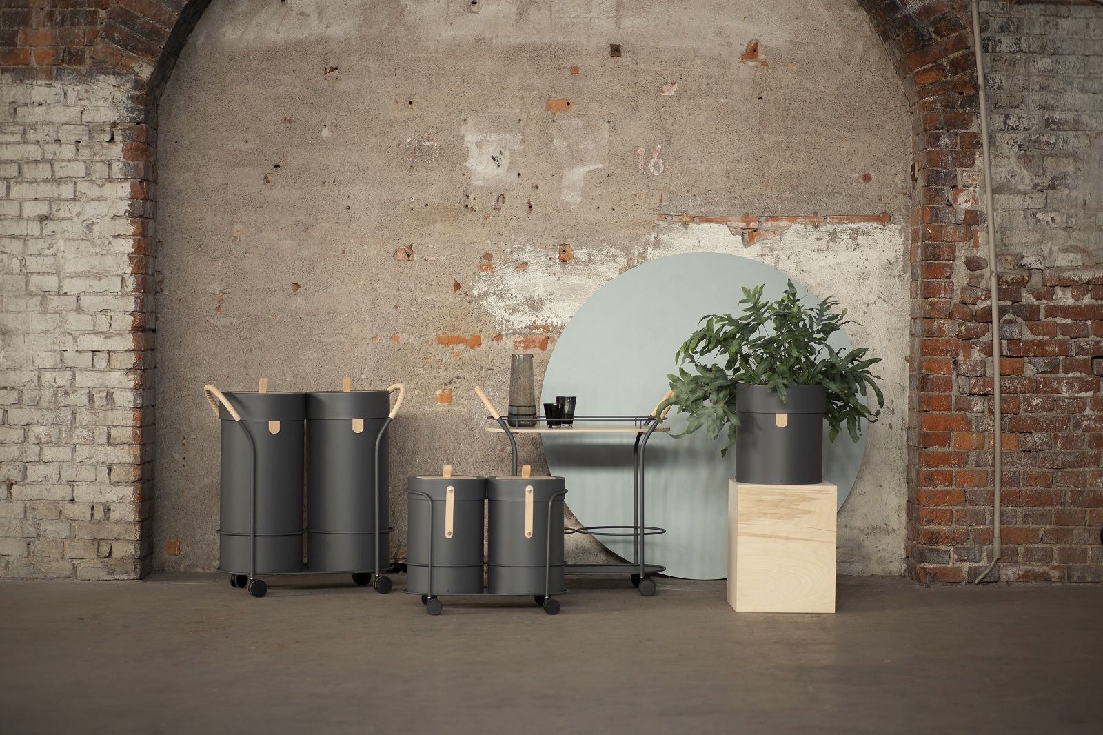 Bin There Mülleimer zur Mülltrennung von Mizetto, graue Recyclingbehälter mit Rollen und Griffen.