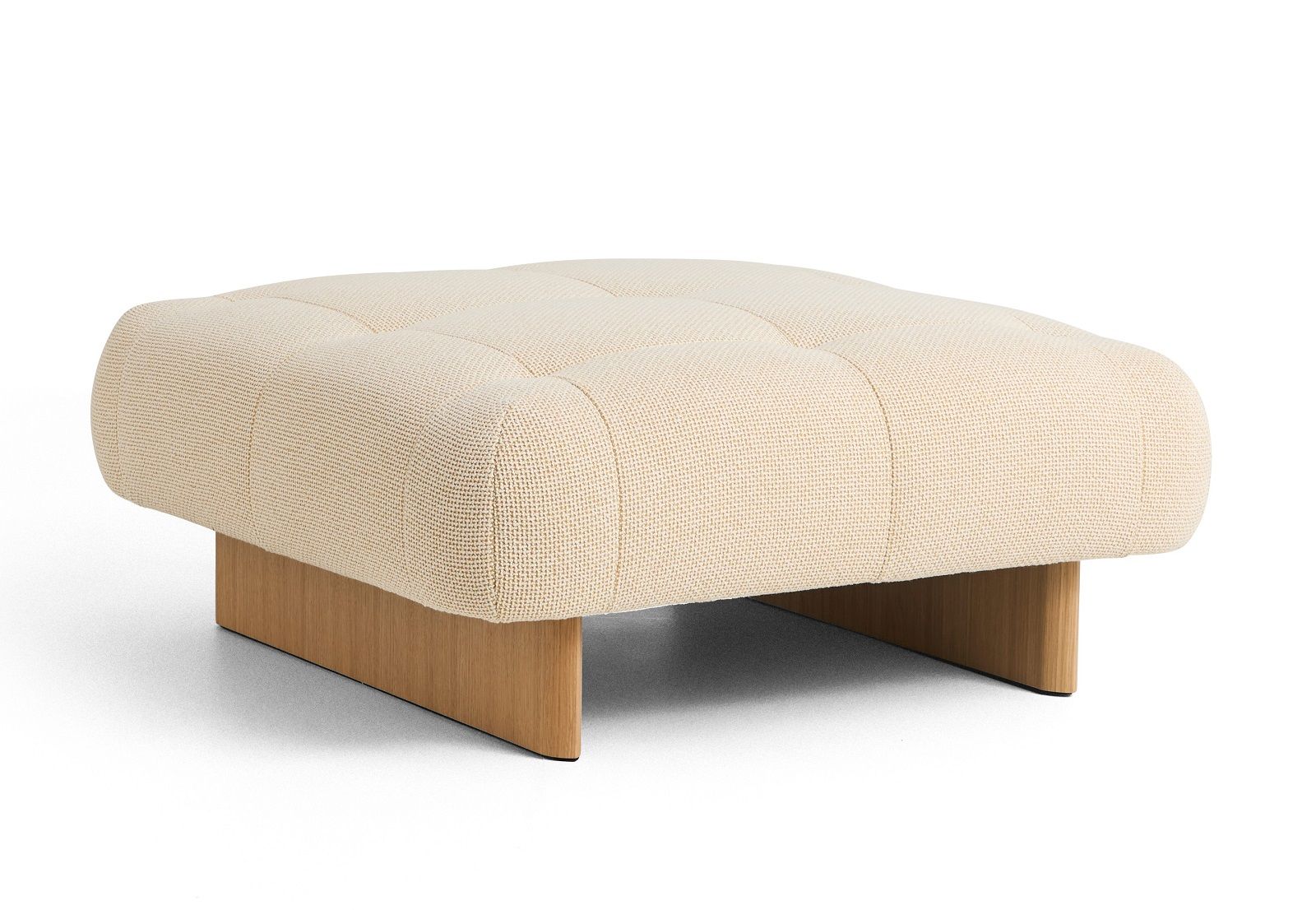 Quilton Lift Ottoman Hocker von Hay, gepolstert in Cremeweiß, mit Holzsockel, modernes Wohnzimmer Design.