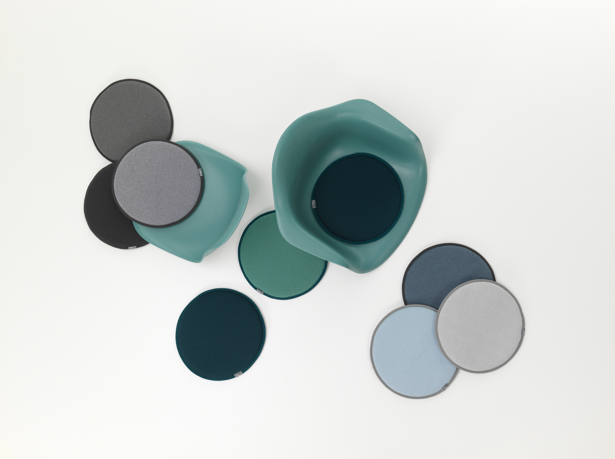 Vitra Seat Dot Sitzkissen in verschiedenen Farben und zwei Stühlen, Draufsicht.