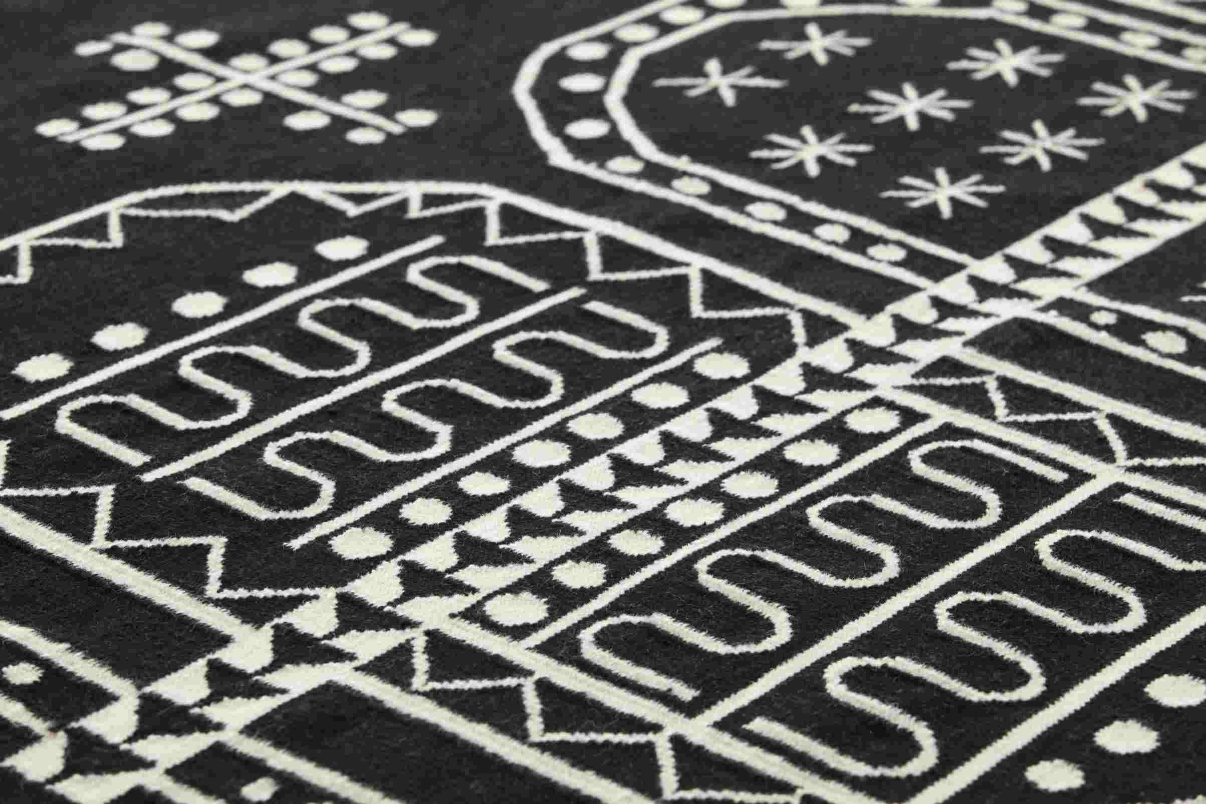 Detailaufnahme des Kilim Teppichs mit geometrischen Mustern in Schwarz und Weiß.