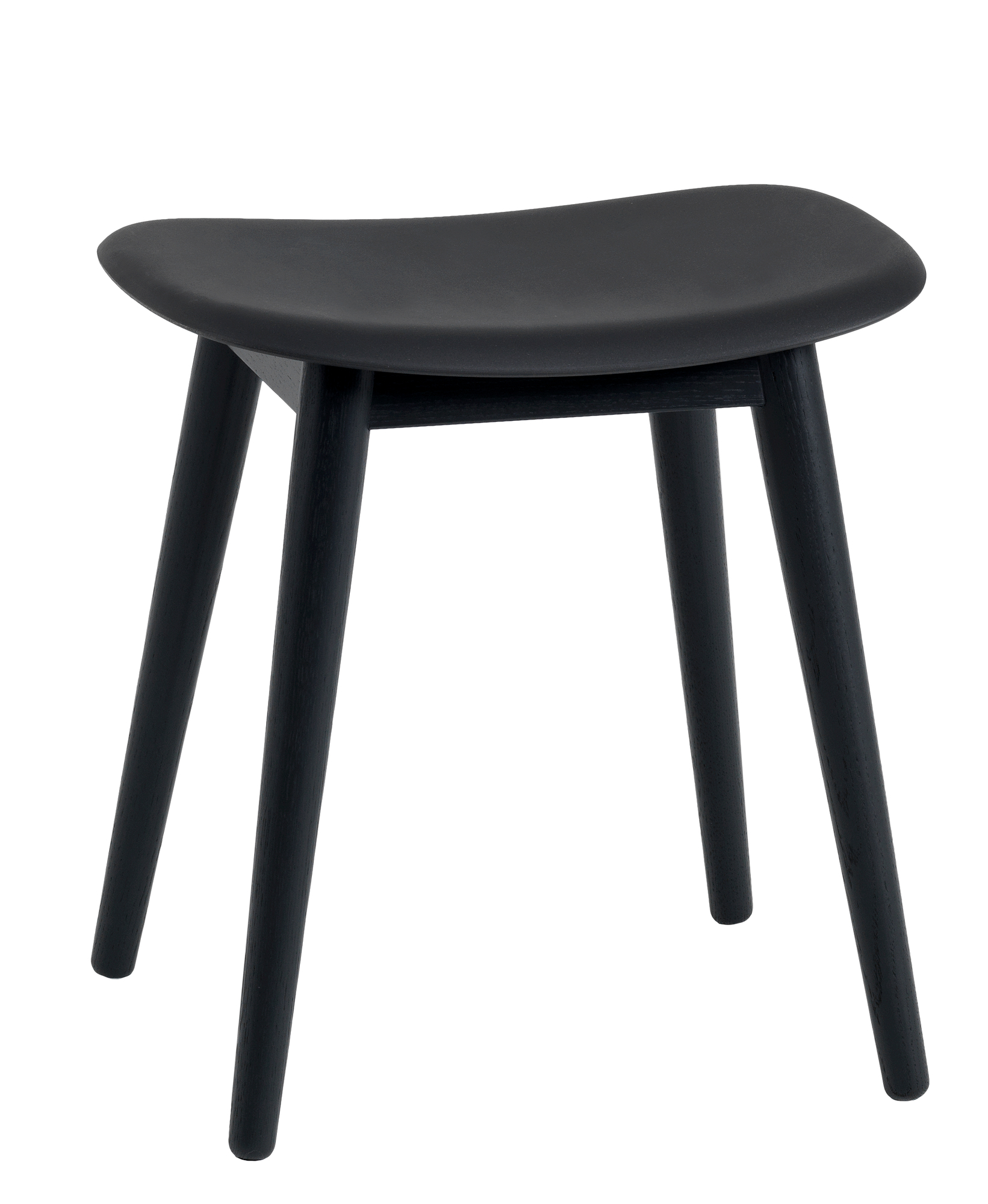 Schwarzer Fiber Stool Hocker von Muuto mit vier Holzbeinen und geformter Sitzfläche.