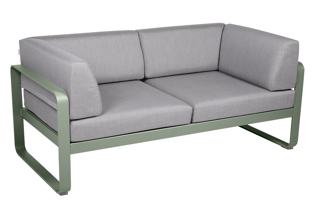 Bellevie 2-Sitzer Outdoor Sofa von Fermob, modernes Design mit grauem Stoff und grünem Metallrahmen.
