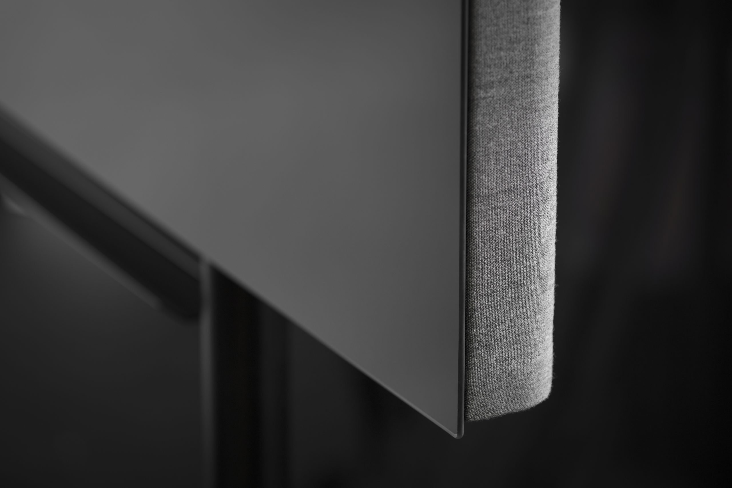 Detailaufnahme der grauen Chat Board Move Acoustic Stellwand mit Stoffbezug und Metalleinfassung.