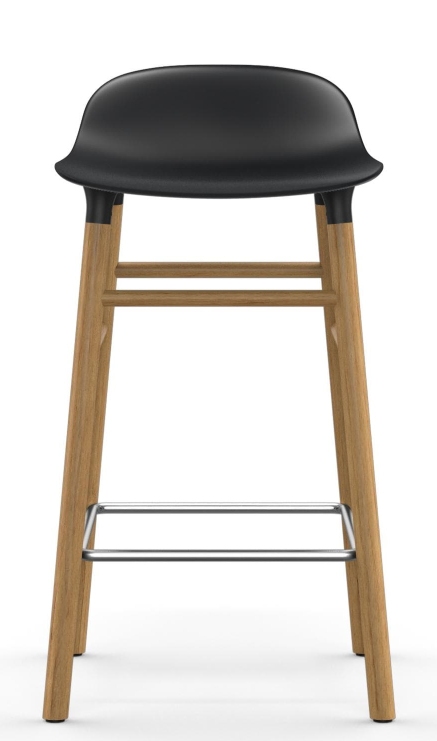 Normann Copenhagen Form Barhocker H 65 cm mit schwarzer Sitzfläche und Holzbeinen.