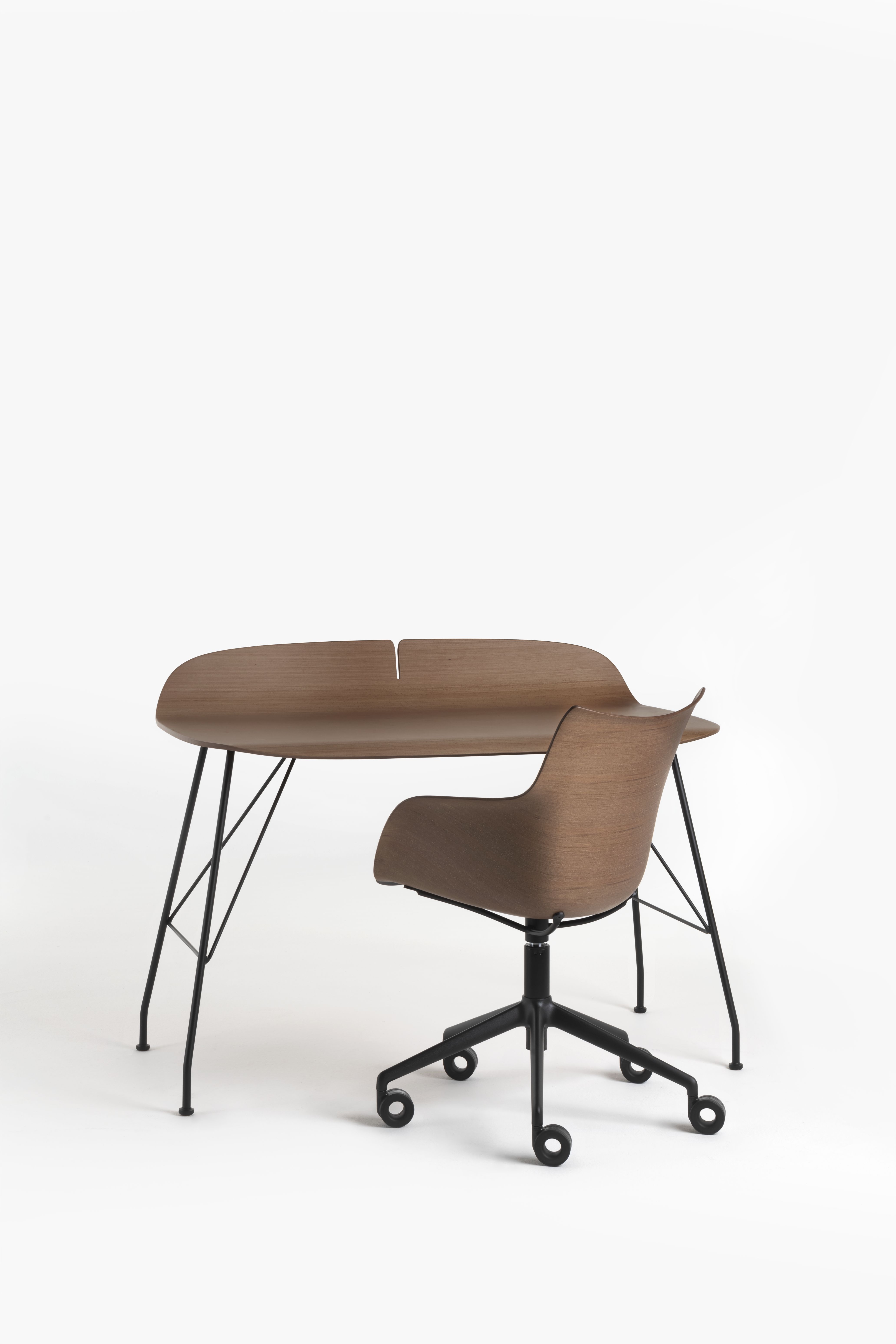 Q/Wood Drehstuhl mit dunklem Holz und schwarzem Rahmen von Kartell, Bürostuhl für Arbeitszimmer.