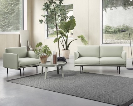 Helles Wohnzimmer mit mintgrünem Sofa, Sessel und grauem Teppich. Moderne Möbel für stilvolles Wohnen.