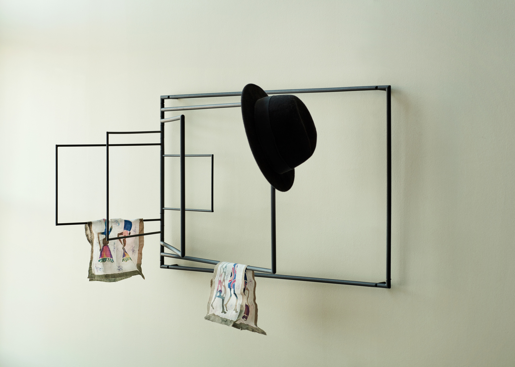 Frame Wandgarderobe mit Hut und Tüchern, moderne Garderobenlösung für Flur und Eingangsbereich.