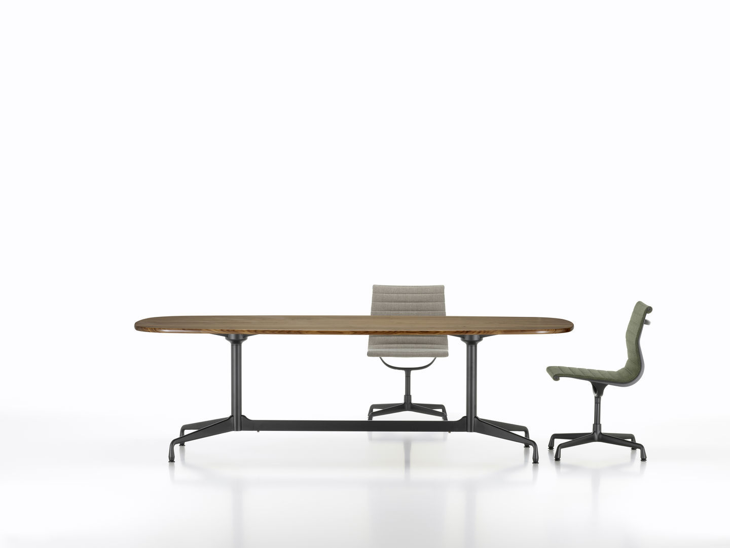 Eames Segmented Table Esstisch Bootsform 220 cm von Vitra mit zwei Bürostühlen.