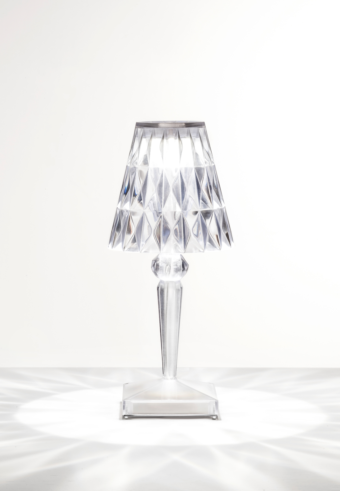 Nahaufnahme der Kartell Battery Tischleuchte in Rauch, modernes Design, kabellos, dimmbar.