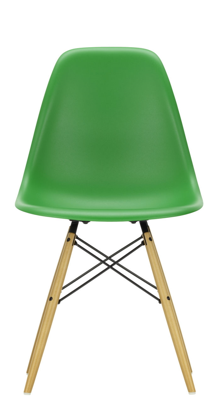 Grüner Eames Side Chair mit Ahorn-Holzbeinen und schwarzem Metallgestell. Designklassiker für Wohnzimmer und Esszimmer.