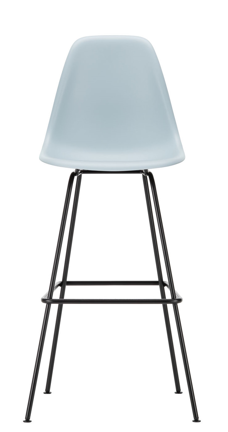Eames Barhocker von Vitra, hellblau mit schwarzem Metallgestell, modernes Design für Küche oder Bar.