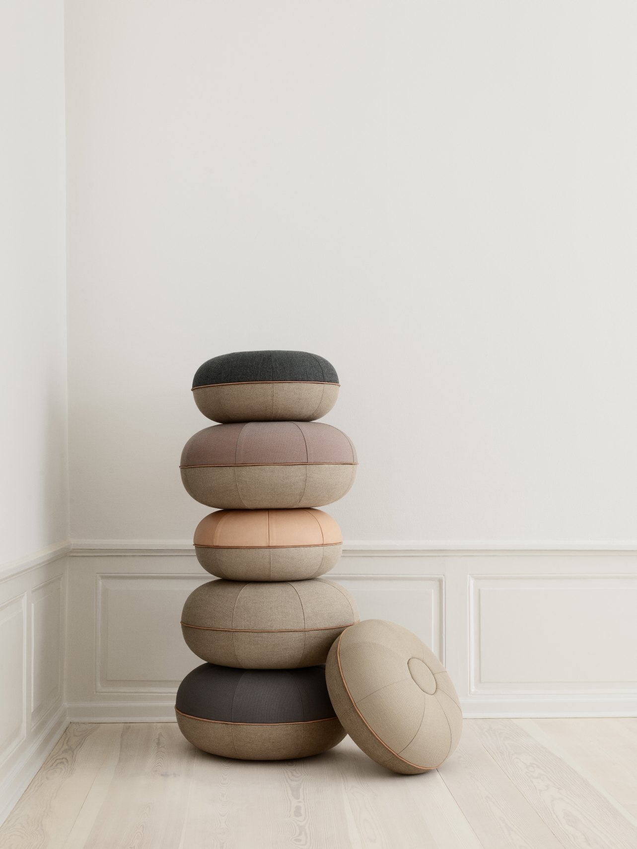 Gestapelte Fritz Hansen Pouf Small Hocker in verschiedenen Farben, moderner Sitzhocker für Wohnzimmer.