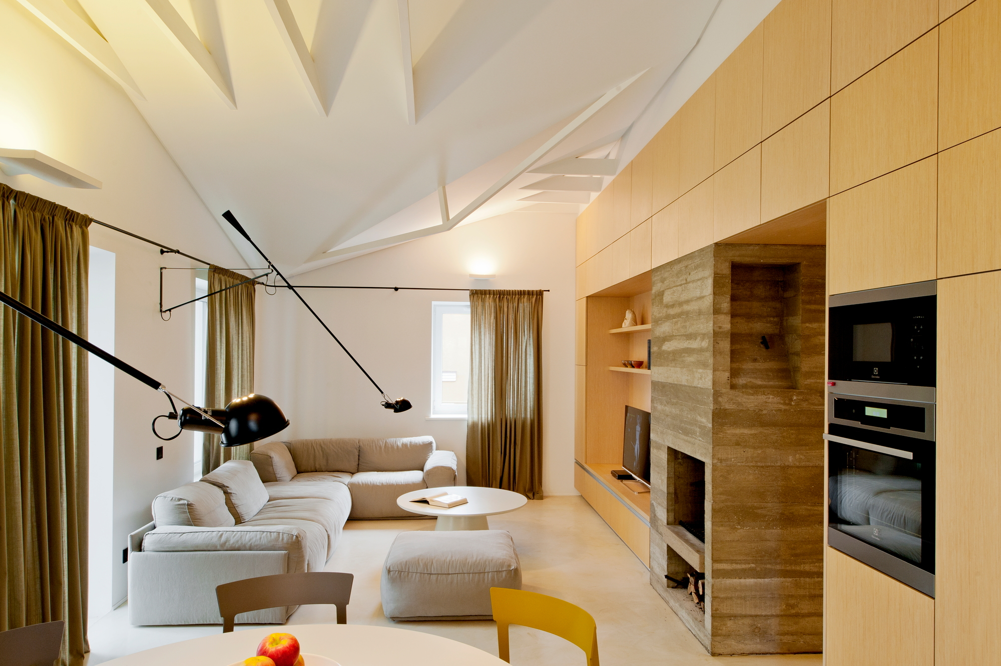 Wohnzimmer mit schwarzer 265 Wandleuchte von Flos, verstellbar und modern. Design Lampe.
