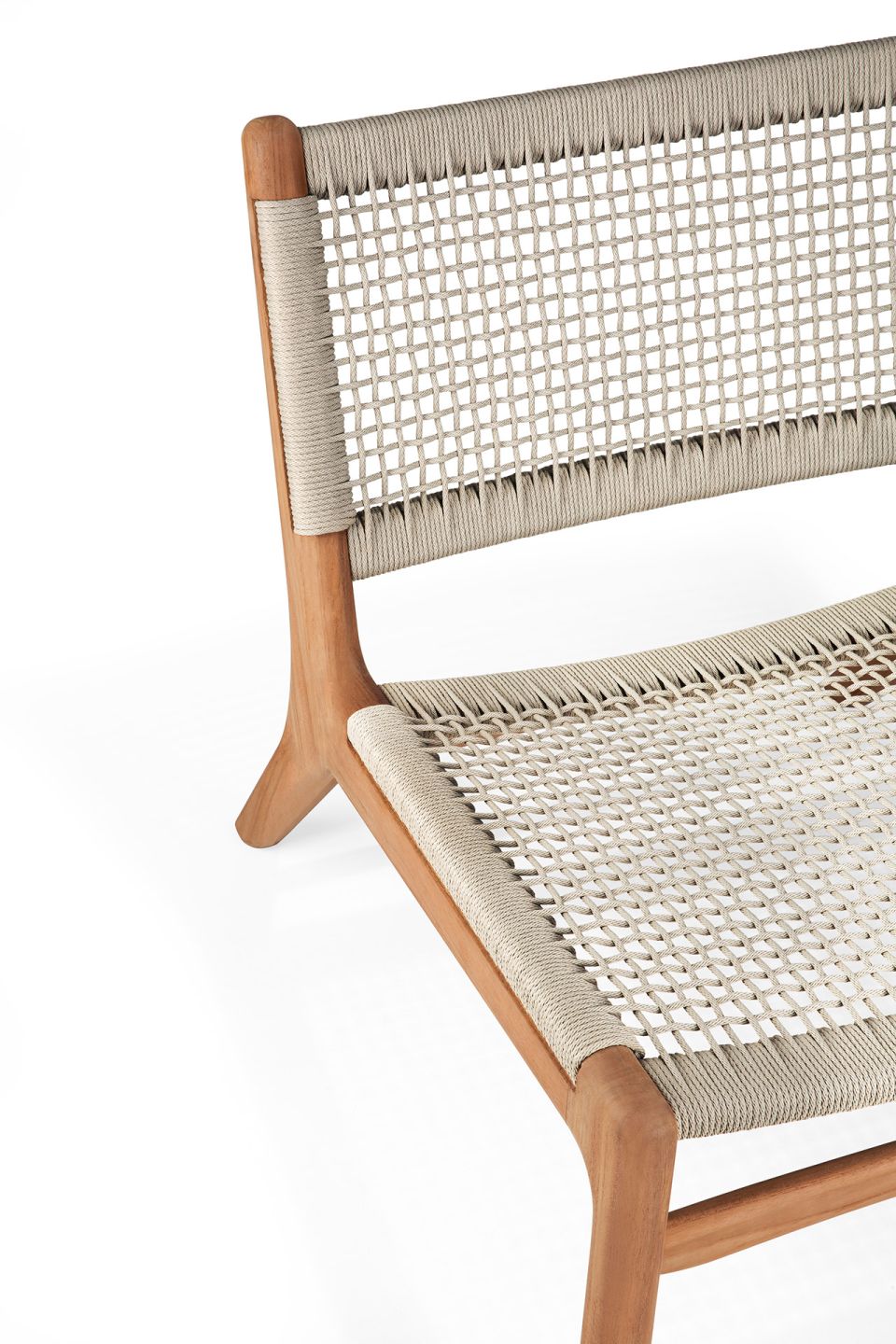 Detailaufnahme des Jack Loungesessels von Ethnicraft: Teakholzrahmen mit beige Kordelgeflecht für den Außenbereich.