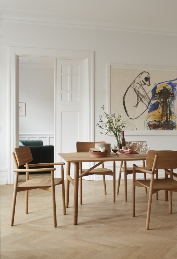 Hven Tisch von Skagerak by Fritz Hansen aus hellem Holz mit Stühlen und Dekoration.
