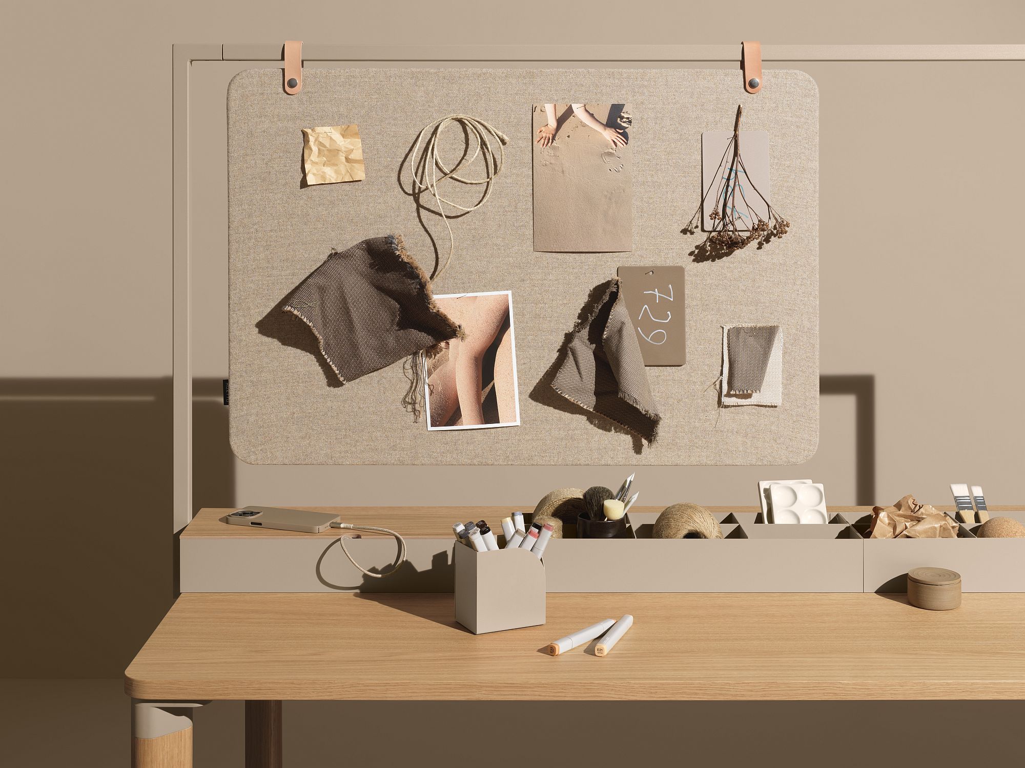 Enfold Table von Mizetto: Moderner Schreibtisch/Arbeitstisch aus Holz mit beige Pinnwand und Büro-Utensilien.
