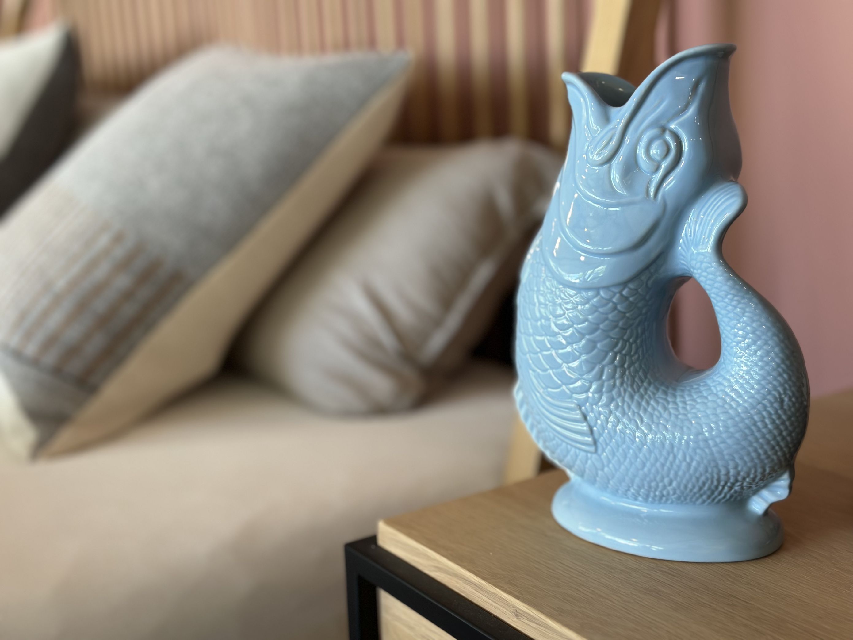 Hellblaue Gluckigluck Fischkaraffe XL auf einem Holztisch, dekorative Vase im Fischdesign.