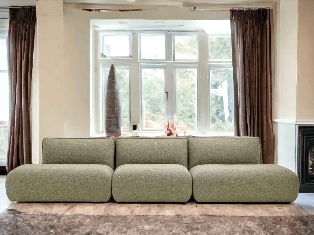 Mia Sofa von Freifrau Manufaktur, modulares Sofa in Grün, Wohnzimmer-Interieur mit Fenster und Vorhängen.