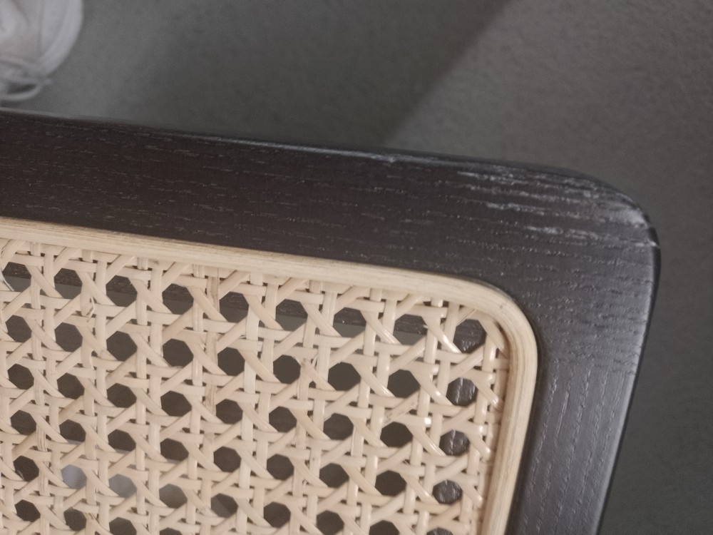 Detailaufnahme der Le Roi Bank von NORR11 mit dunkler Eiche und Wiener Geflecht, Mängelexemplar.