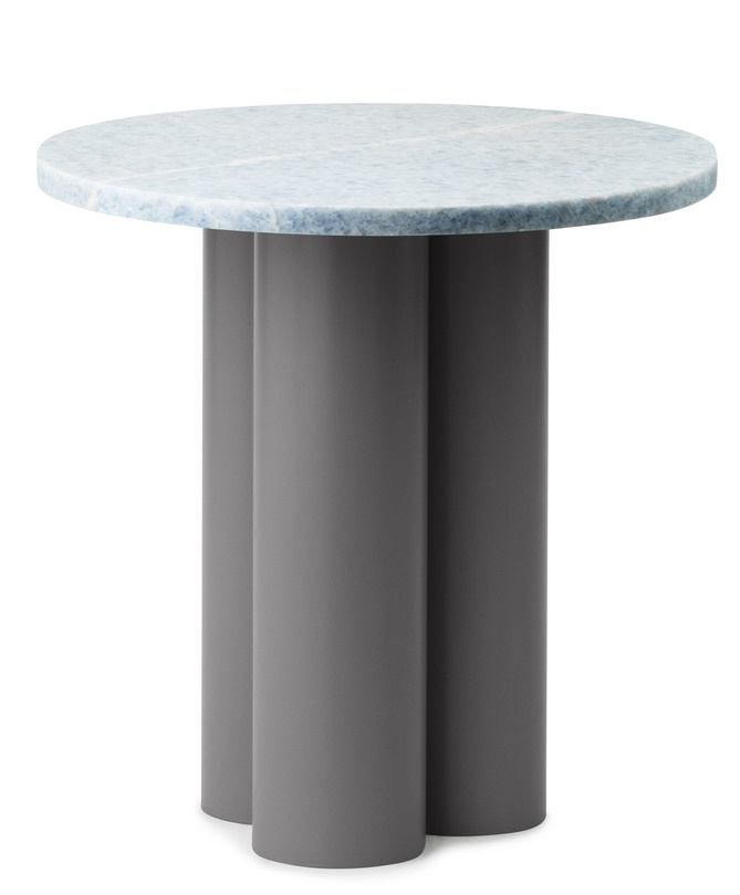 Dit Coffee Table von Normann Copenhagen mit runder, hellblauer Tischplatte und grauem, zylinderförmigem Fuß.