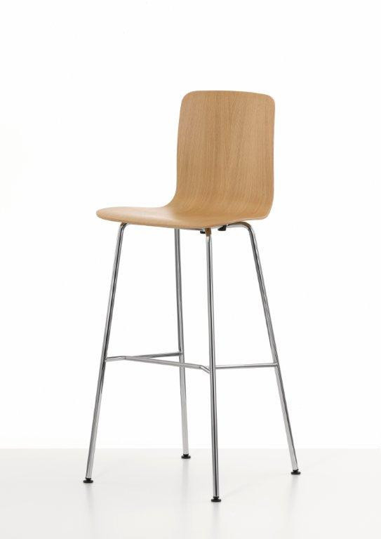Vitra Hal Ply Stool High Barhocker mit Holzschale und verchromtem Stahlgestell, Ansicht von vorn.
