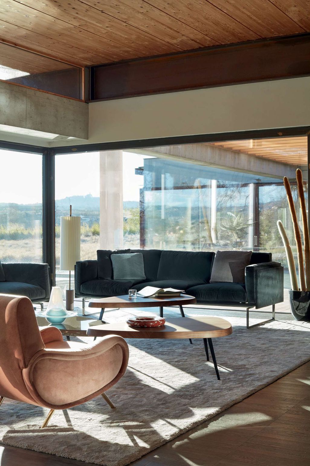 Wohnzimmer mit Cassina 527 Mexique Couchtisch, Sofa und Sessel in modernem Design.
