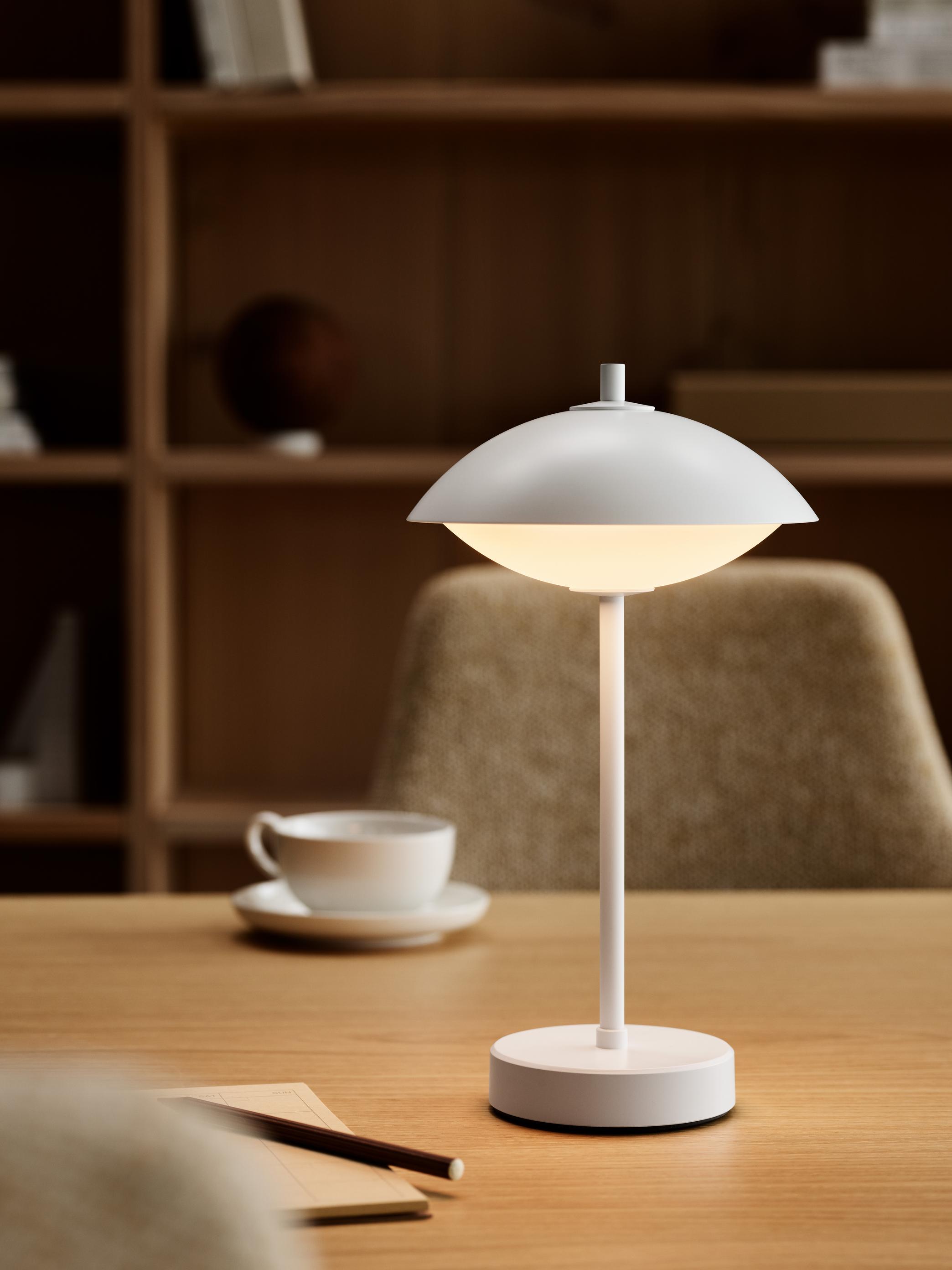 Clam Portable tafellamp, oplaadbare lamp van Fritz Hansen