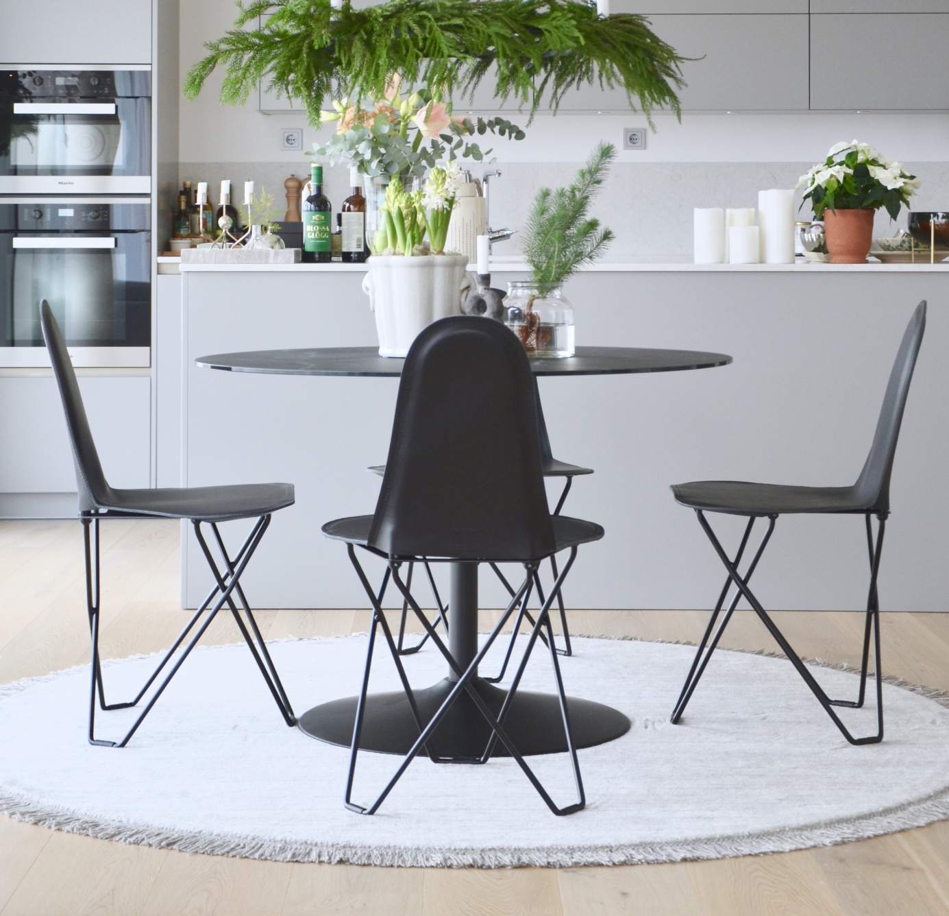 Schokoladenbrauner Lederstuhl im modernen Esszimmer. Design Stuhl mit Metallbeinen und Lederbezug.