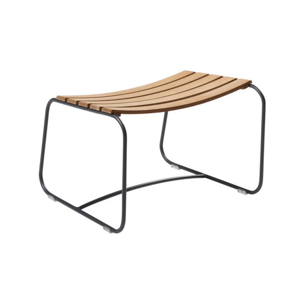 Fermob Surprising Fußhocker für den Außenbereich, modernes Design mit Lattenrost aus Holz und schwarzem Metallgestell.