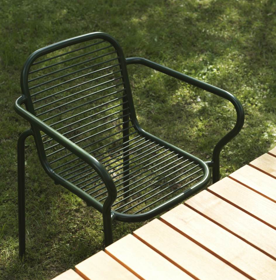 Nahaufnahme des grünen Vig Armchair Armlehnstuhls von Normann Copenhagen im Freien auf Rasen.