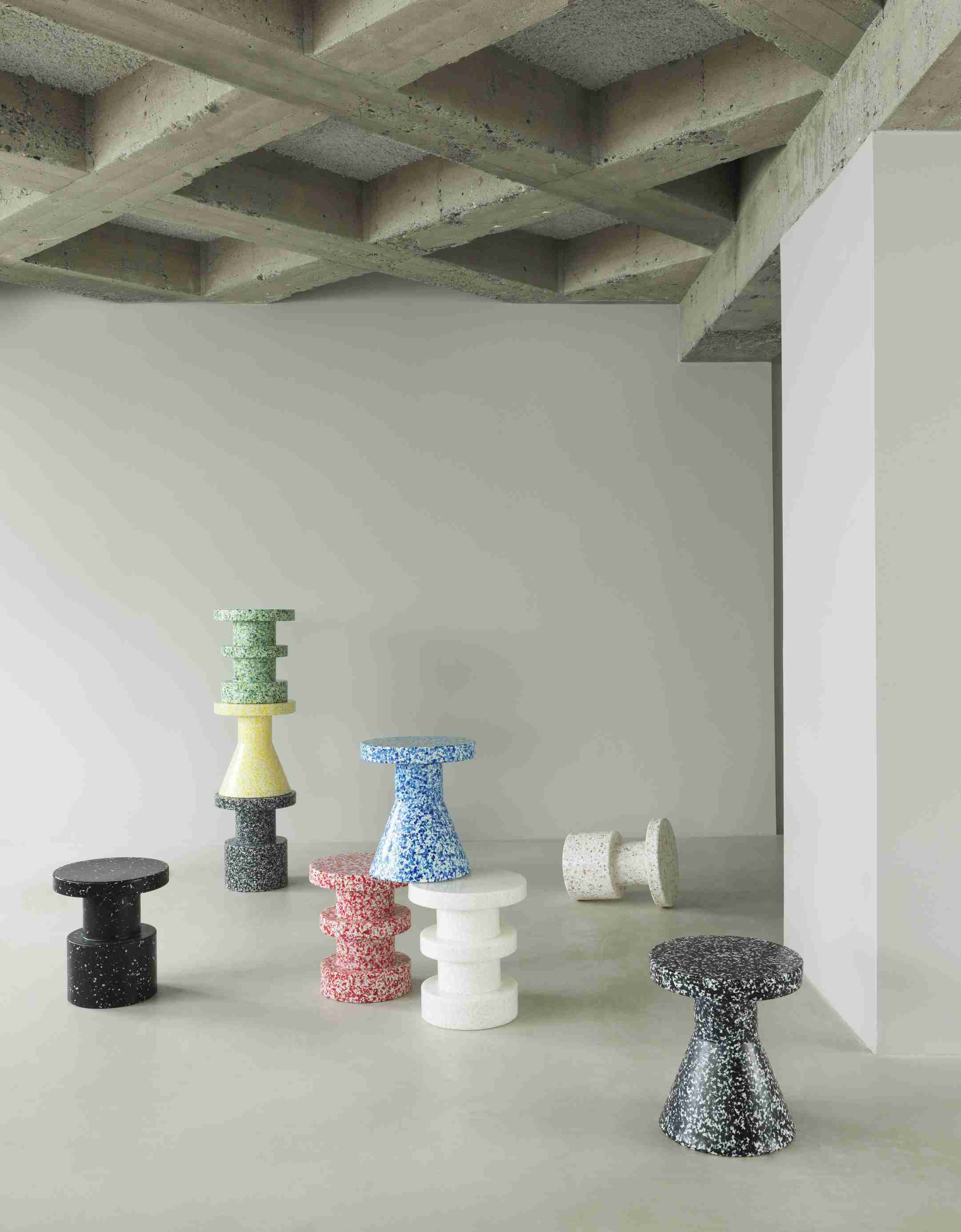 Mehrere farbige Bit Stool Hocker von Normann Copenhagen im minimalistischen Raum, ideal als Sitzmöbel und Dekoration.