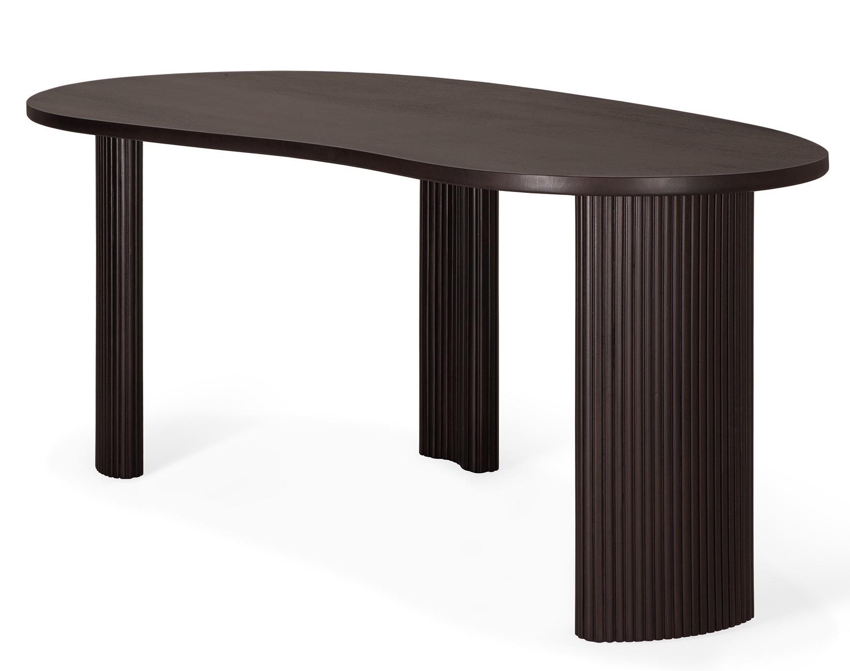 Ethnicraft Boomerang Schreibtisch aus dunklem Holz mit geriffelten Beinen, modernes Design für Büro und Arbeitszimmer.