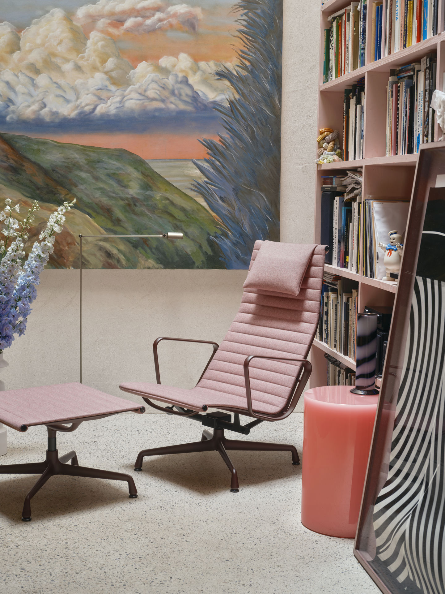 Nahaufnahme eines Aluminium Chair EA 125 mit Hocker von Vitra in rosa Stoffbezug.