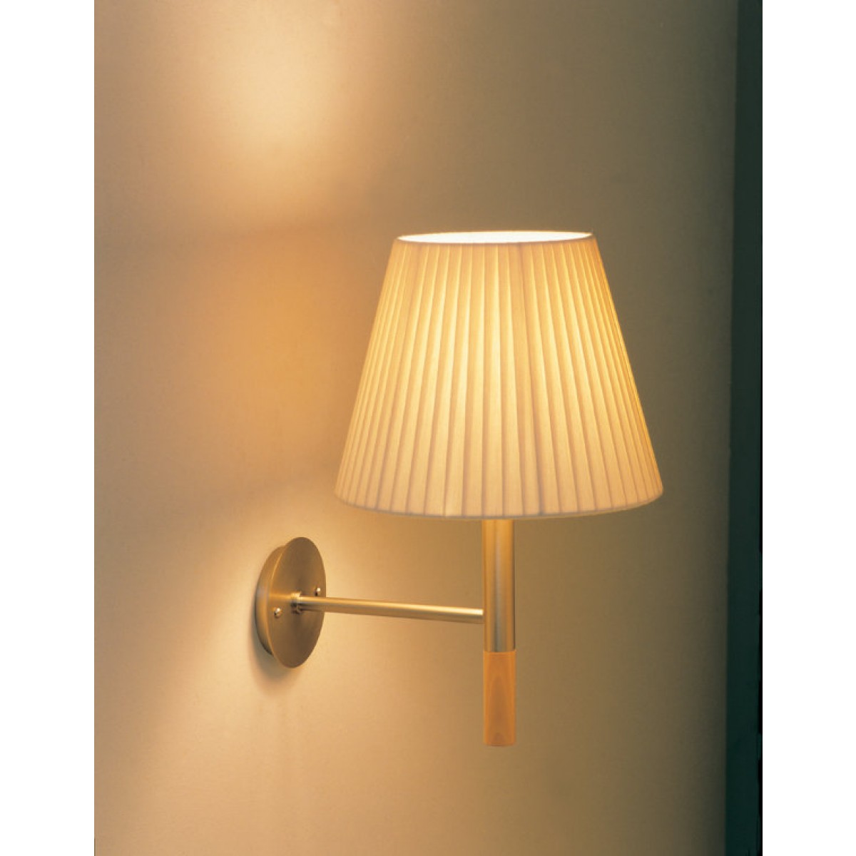 BC2 Wandleuchte von Santa & Cole mit plissiertem Lampenschirm und warmem Licht.