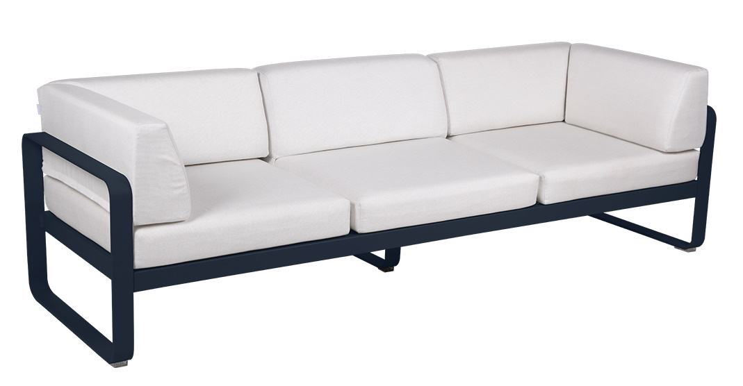 Fermob Bellevie Outdoor Sofa, 3-Sitzer, marineblaues Gestell mit weißen Kissen, modernes Design für Garten und Terrasse.