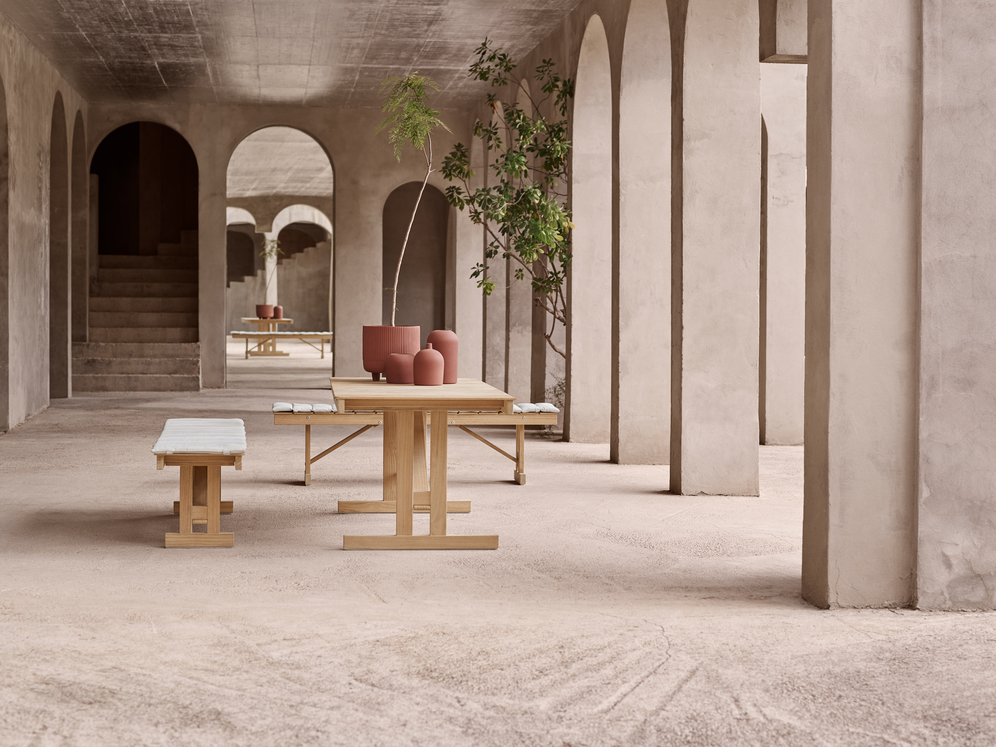 Borge Mogensen Outdoor Tischgruppe von Carl Hansen & Søn mit Bänken und Pflanzgefäßen.