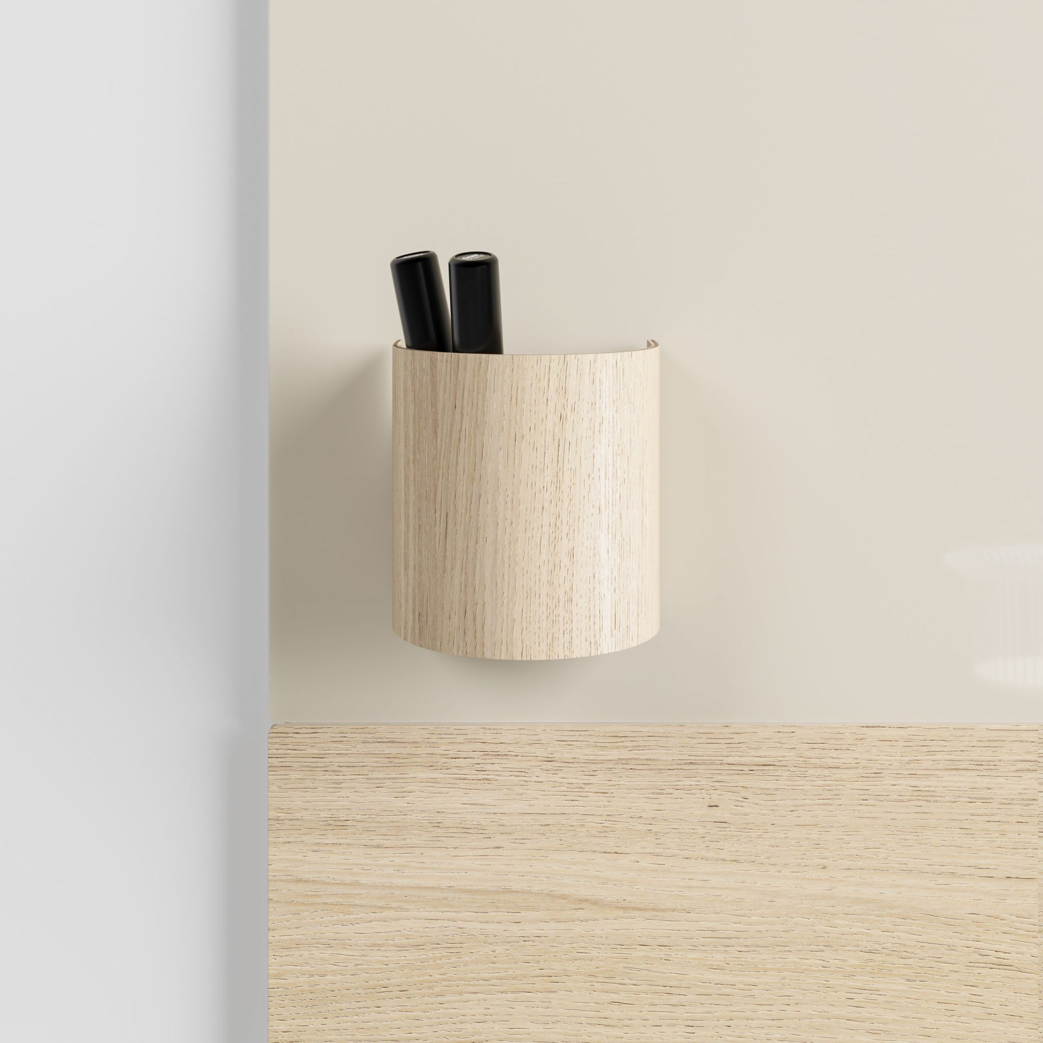 Detailaufnahme der Chat Board Classic Crafted Glastafel mit Stifthalter und schwarzen Stiften.