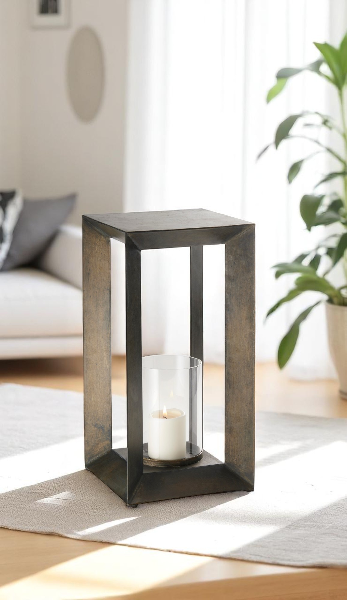 Estate Windlicht von Philippi, quadratische Laterne aus dunklem Metall mit Glaszylinder und brennender Kerze.