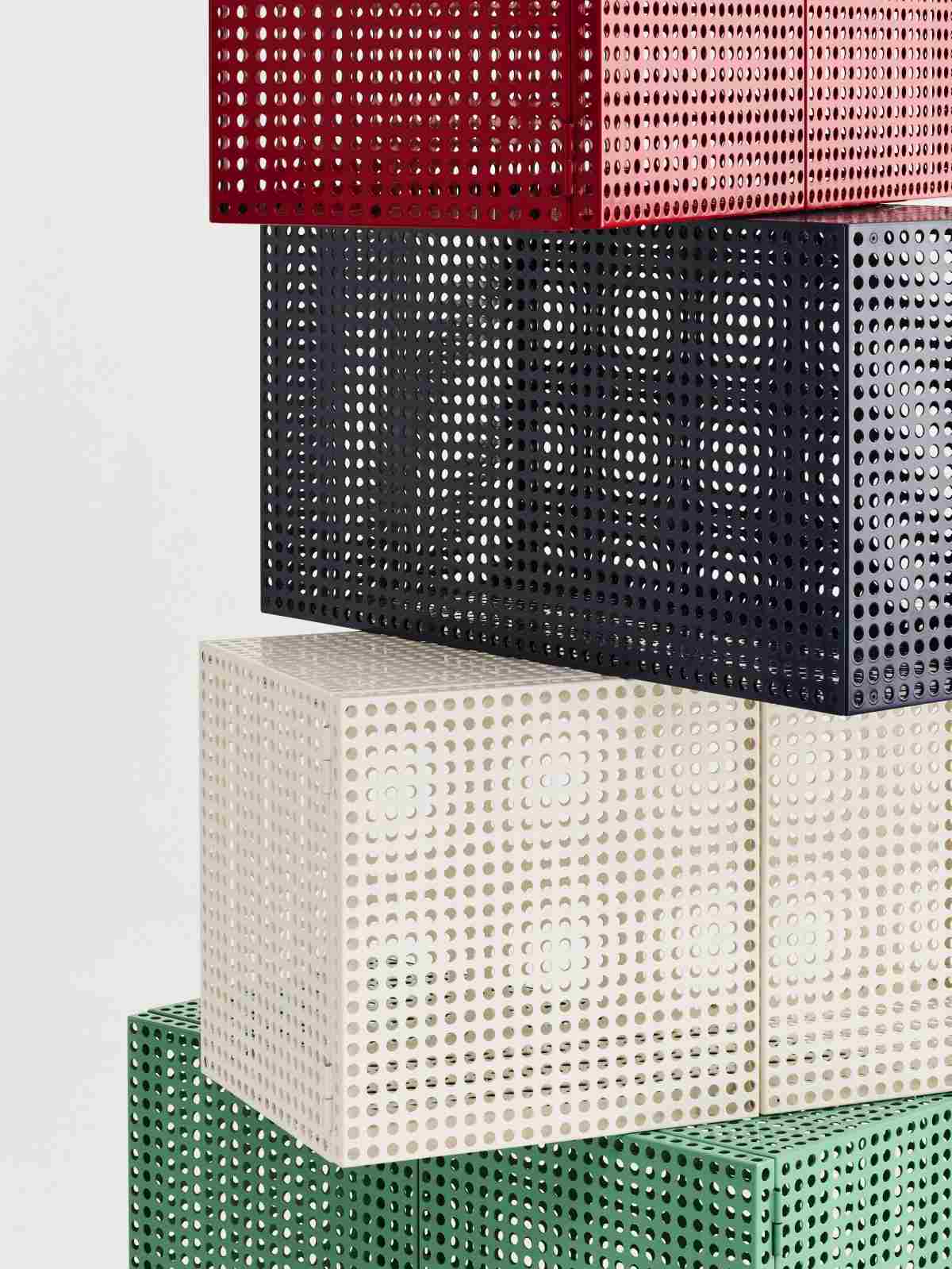Gestapelte Hay Perforated Cabinet Wall Sideboards in Rot, Blau, Weiß und Grün mit Lochmuster.