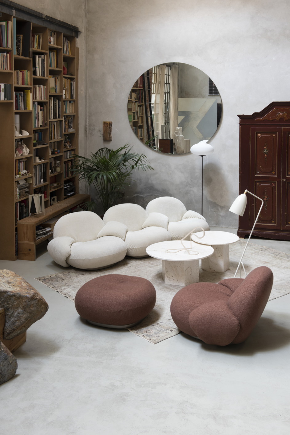 Wohnzimmer mit Couch, Sessel und Epic Coffee Table Couchtisch von Gubi aus Travertin.