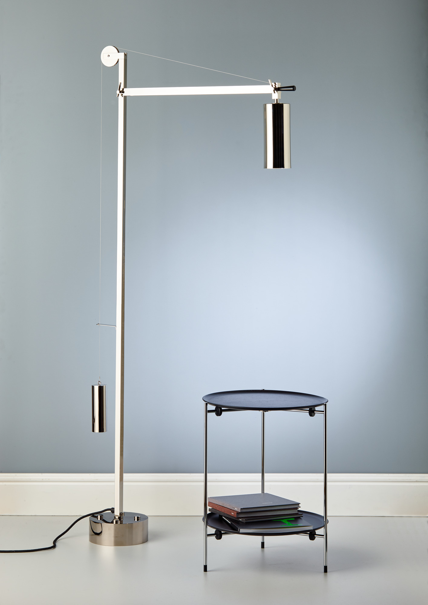 Silberne Bauhaus BH 23 Stehleuchte von Tecnolumen mit Gegengewicht und kleinem Beistelltisch.