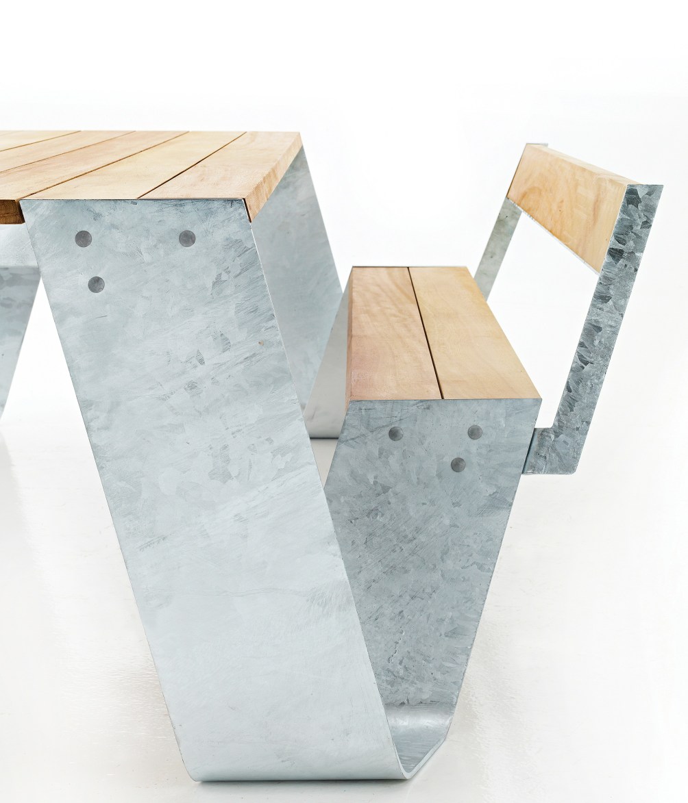 Extremis Hopper Picnic Bank für den Außenbereich, Tisch und Bänke aus Holz und Metall.