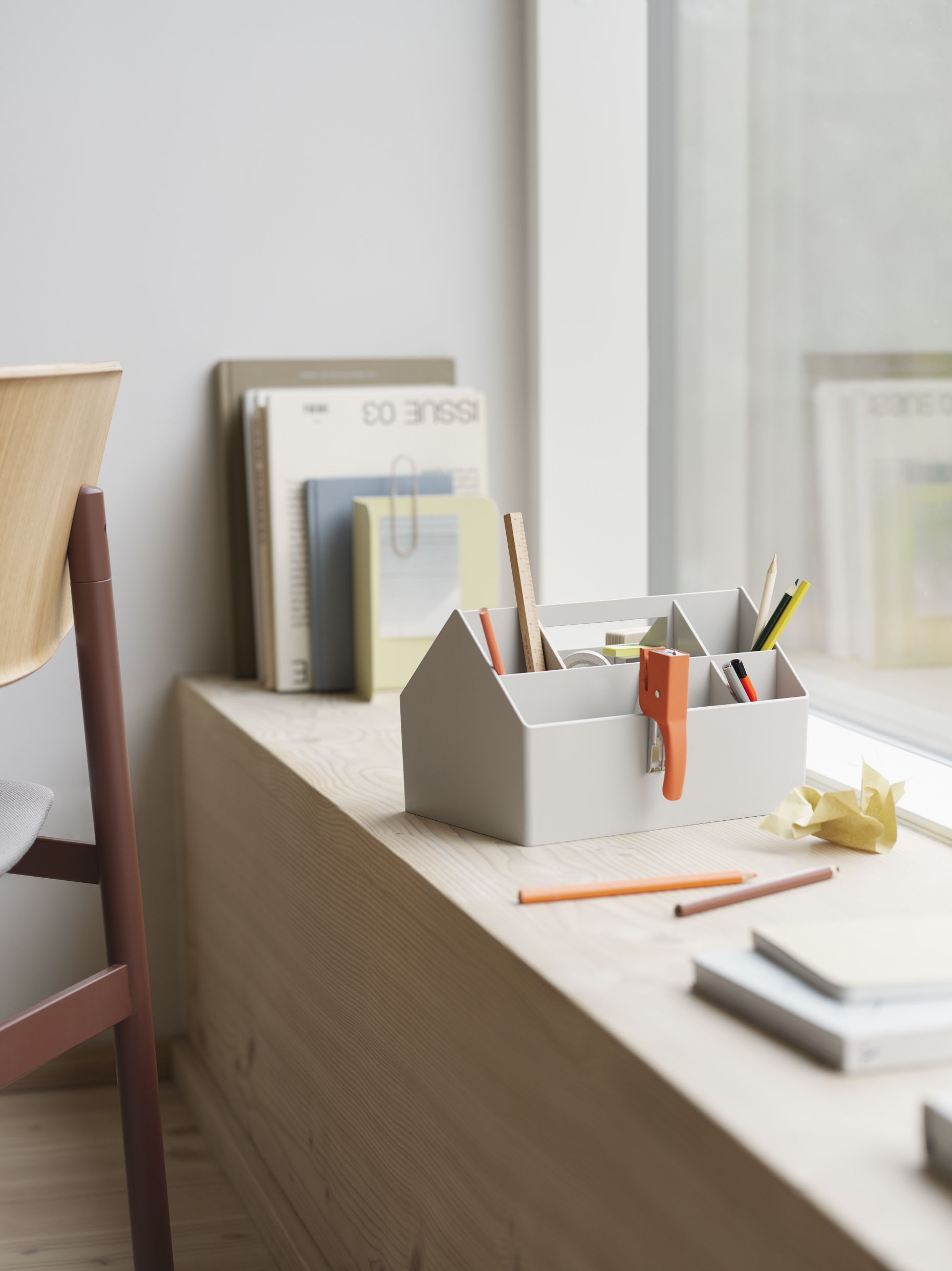 Muuto Sketch Toolbox Organisationsbox in Grau mit Stiften, Lineal und Büroklammer auf Fensterbank.