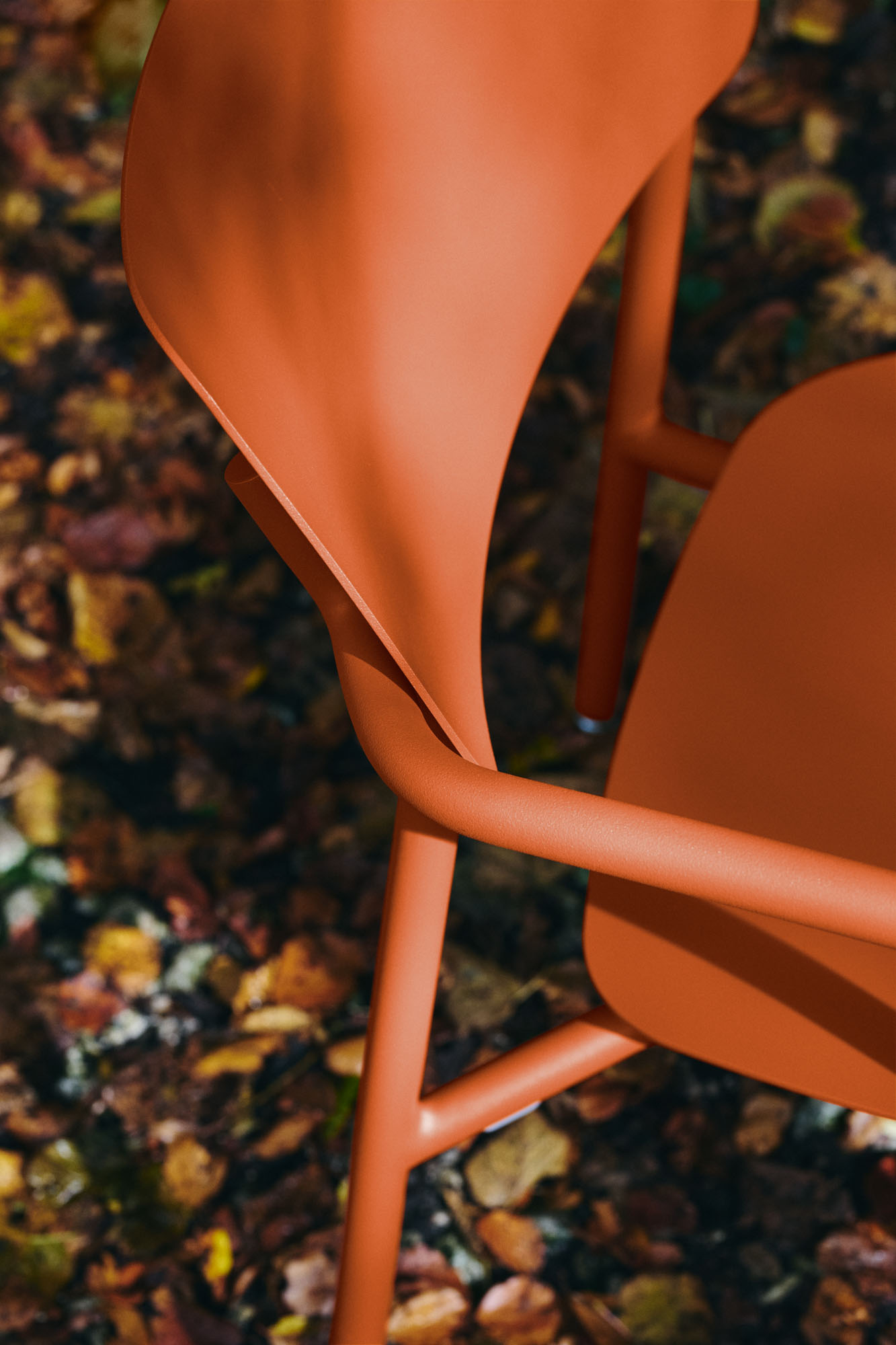 Detailansicht des orangefarbenen Fermob Studie Lounge Sessels für den Außenbereich.