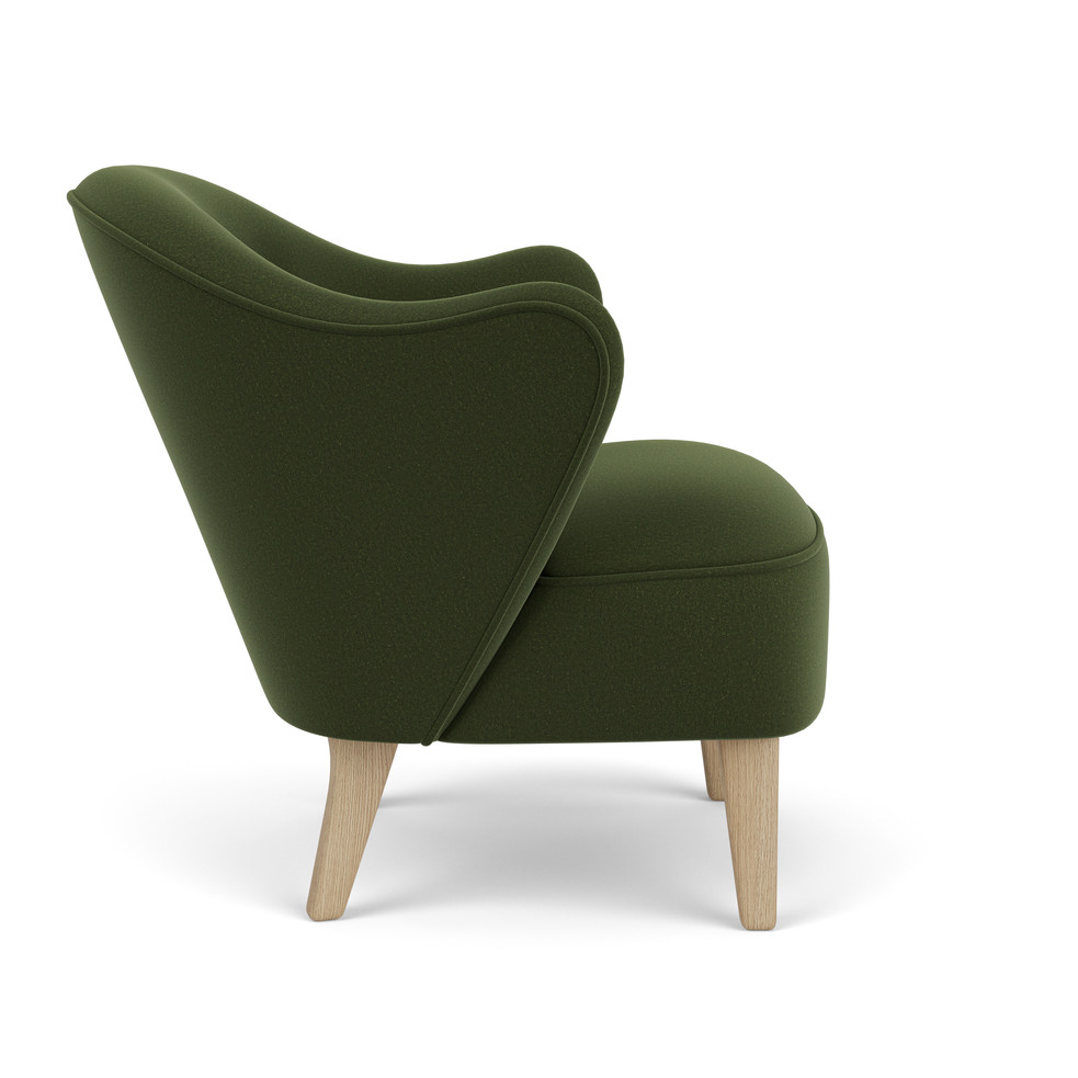 Audo Ingeborg Sessel in Olivgrün, seitliche Ansicht mit hellen Holzbeinen, moderner Ohrensessel für Wohnzimmer.