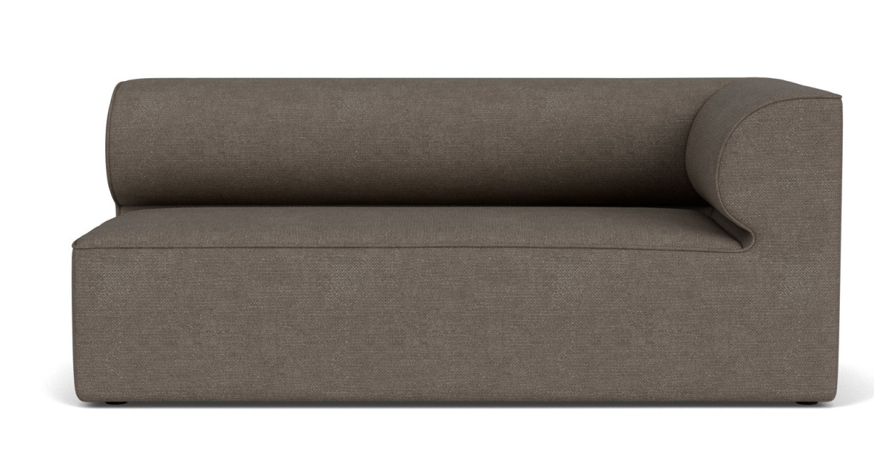 Eave Modular Sofa von Audo Copenhagen, braunes Ecksofa für Wohnzimmer und Lounge-Bereich.