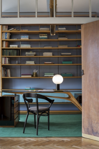 Schwarzer Bistrostuhl Sessel im Wiener GTV Design Stil vor Bücherregal und Schreibtisch.