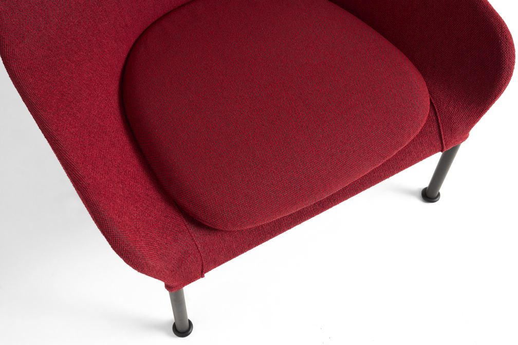 Detailaufnahme des roten Hay 02 Lounge Sessels mit Stoffbezug und schwarzen Metallbeinen.