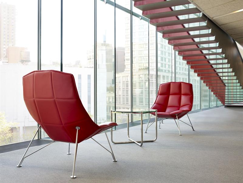 MR Couchtisch von Knoll International mit zwei roten Sesseln und einem Glas-Couchtisch.